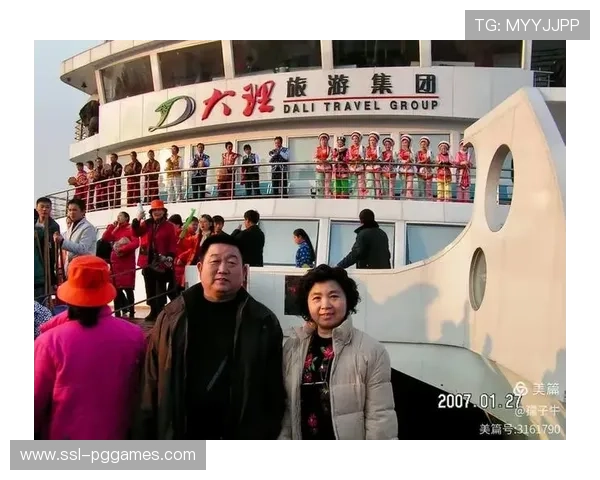 英超俱乐部圣诞社区活动,探望当地医院儿童 英超俱乐部圣诞社区活动,探望当地医院儿童