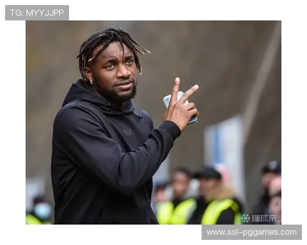 朗斯签约法国边锋圣马克西曼半年，此前因种族歧视解约